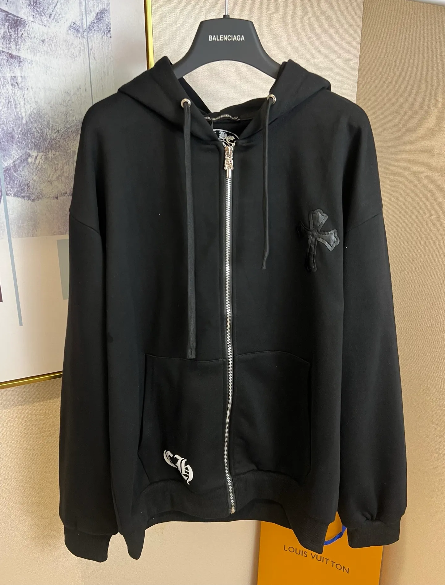P360 Size: S/M/L/XL White/Black Unisex Chrome hearts ❤️Embroidered cross sweatshirt zipper jacket, comfortable and soft fabric, casual and comfortable to wear. The body is embellished with Sanskrit printing of the brand, which adds highlights to the solid color. The loose fit gives people a versatile feeling, and the upper body effect is also very strong. It is a super good-looking one. ⚠️Washing method: Please wrap pure cotton products in a laundry bag on the back for quick machine washing in cold water! ! Do not soak/wash in warm water!